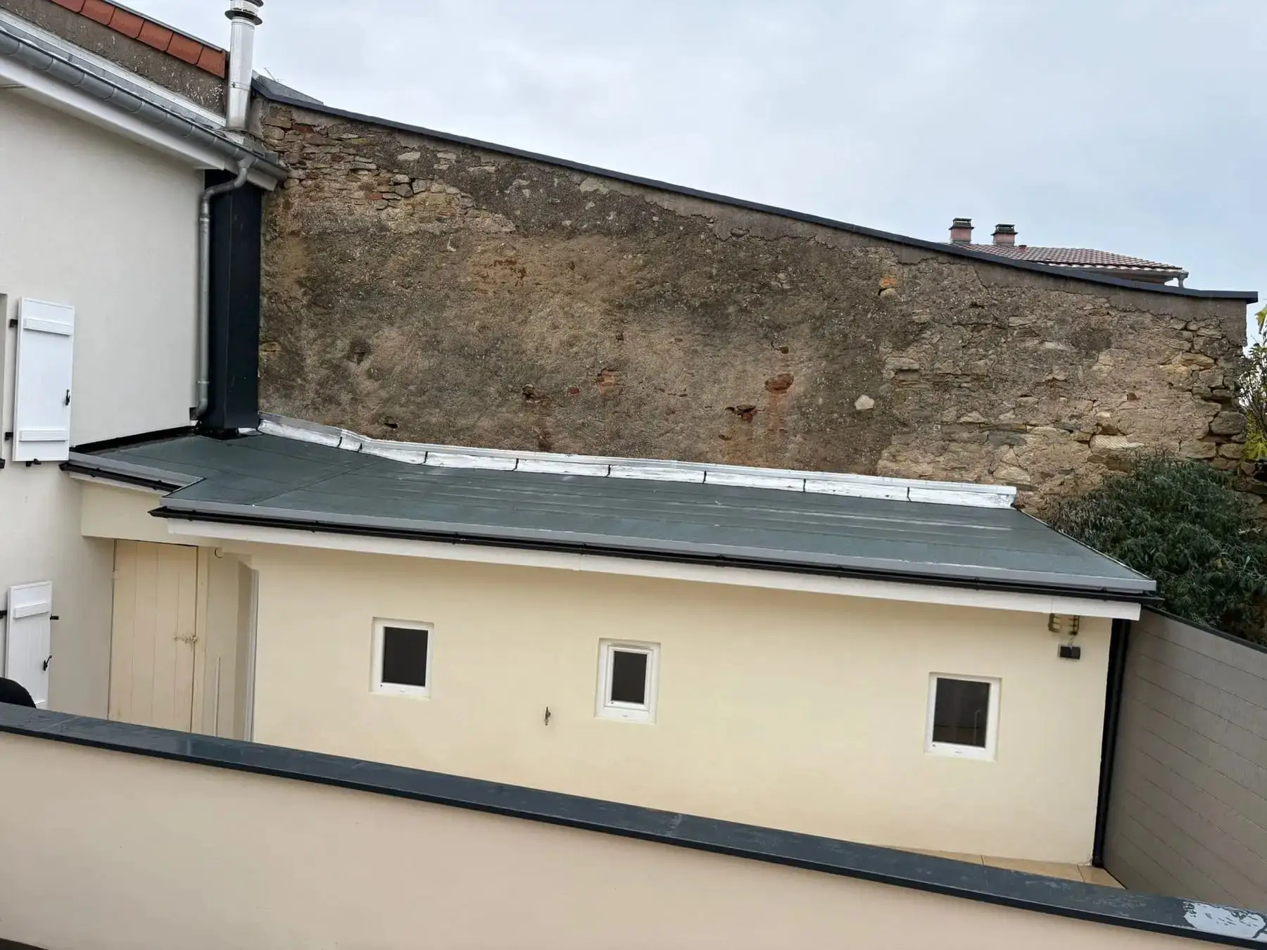 Extension de maison à toit plat réalisée par un artisan du réseau