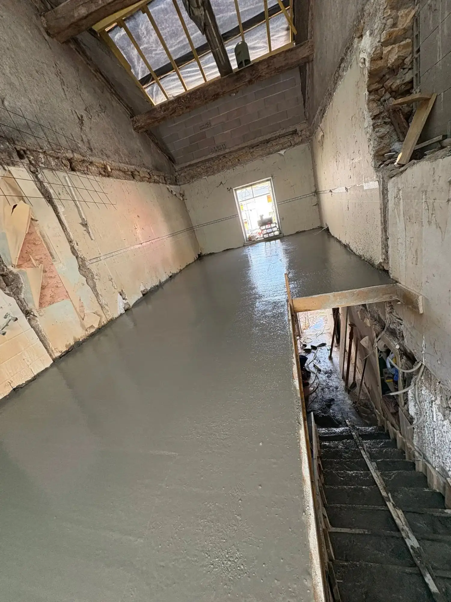 Dalle béton fraîchement coulée dans une maison ancienne en cours de rénovation