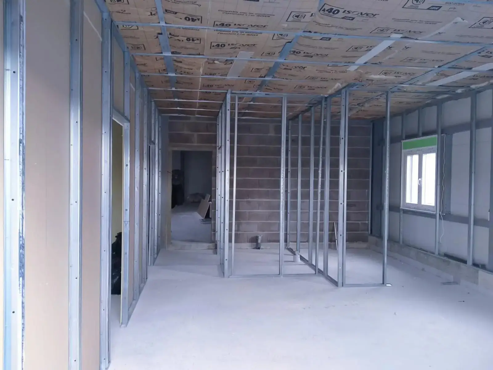Cloisons sur ossature métallique et isolation du plafond dans une pièce en rénovation