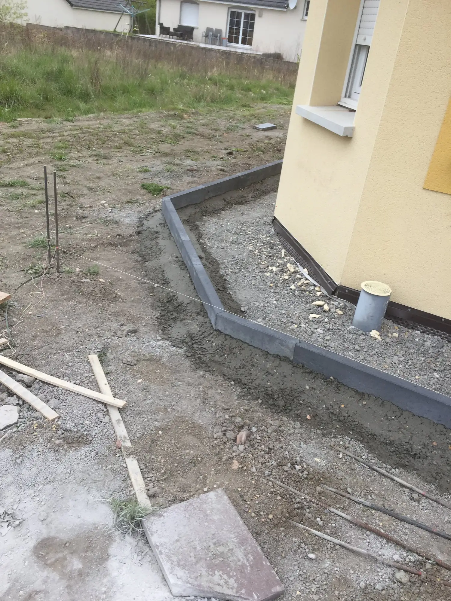Terrassement et fondation béton avec bordures avant la pose d’une terrasse