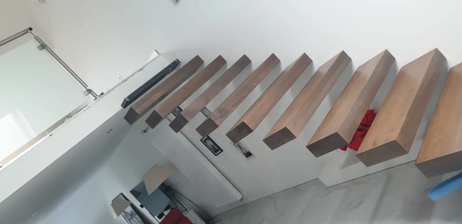 Escalier suspendu aux marches en bois massif sur structure métallique, avec garde-corps vitré