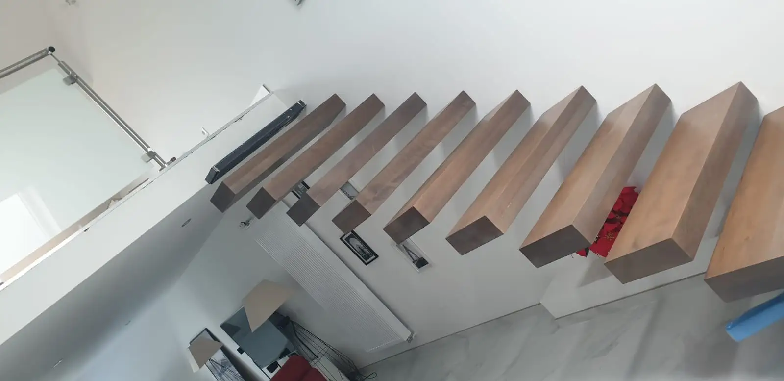 Escalier suspendu aux marches en bois massif sur structure métallique, avec garde-corps vitré